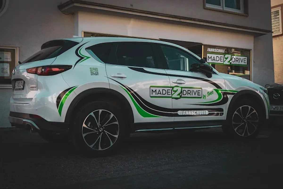 Made2Drive logo on the driving school car